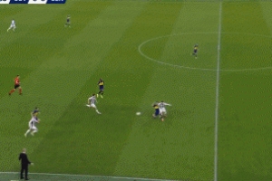 米乐体育-图多尔要求库普梅纳斯快速掷出边线球，保持进攻节奏并取得进球