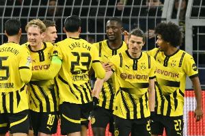 天空：为庆祝获得下赛季欧冠资格，多特在训练基地举办团队晚会