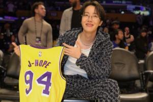 米乐体育-哥哥~防弹少年团成员郑号锡手持湖人球衣现身场边