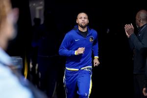 米乐M6-库里：以前中场会玩手机 那时有种莫名自信 若落后还会放狠话